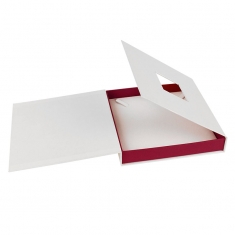 Écrin collier carton mat avec fermeture aimantée, blanc et rouge framboise