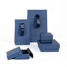Pochettes papier mat aspect grainé bleu marine à ruban, 170g - 7 x 4 x H 12cm