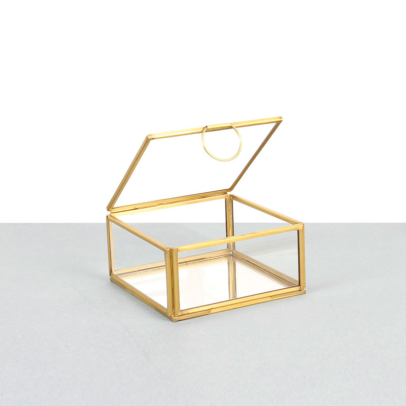 Coffret-vitrine carré en verre et laiton doré - Fond miroir