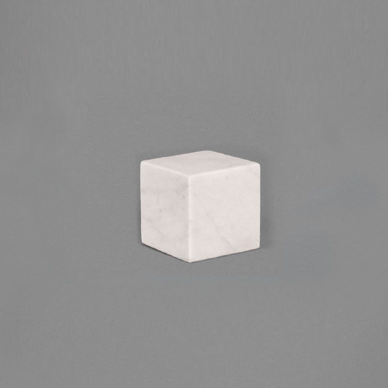 Volume de présentation en marbre blanc - 8 x 8 x H 8 cm