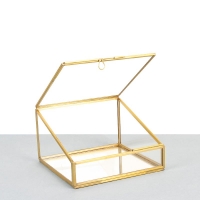 Coffret-vitrine incliné carré en verre et laiton doré - Fond miroir