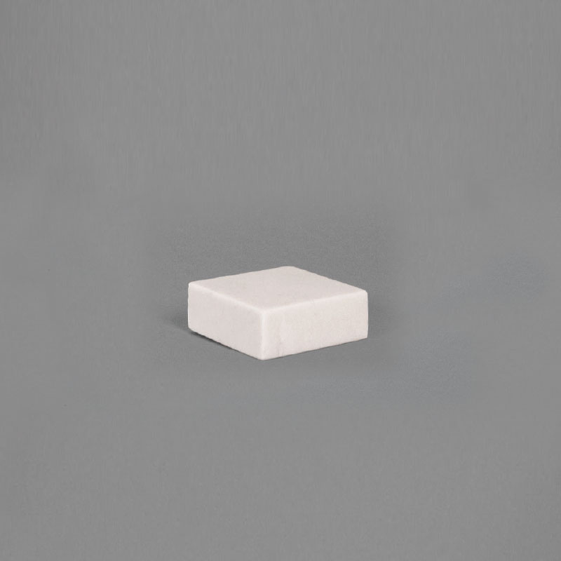 Volume de présentation en marbre blanc - 8 x 8 x H 3 cm