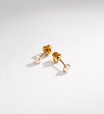 Perçage d\'oreilles Inverness en acier doré à l\'or fin orné d\'une perle synthétique 4mm