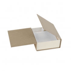 Matt white/black cardboard ring box with magnetic closure