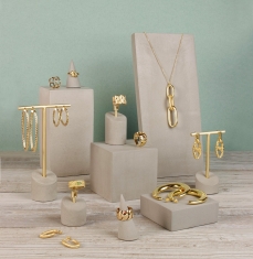 Matt finish gold-coloured T shaped metal display for 1 pair of earrings, concrete base, 10.5 cm tall