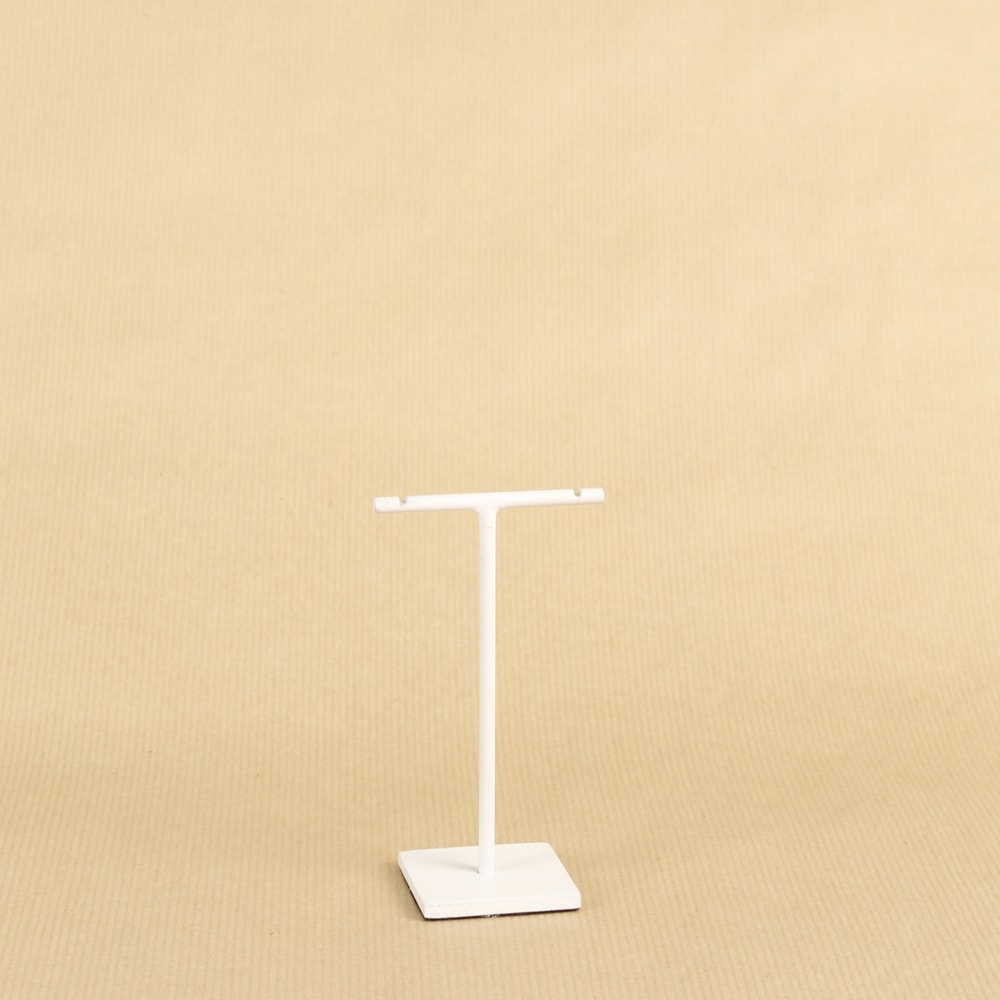 Metal T-shaped earring display in white, 10.5cm