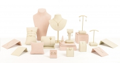 Display for 1 pair of earrings in powder pink synthetic suede, H 4cm