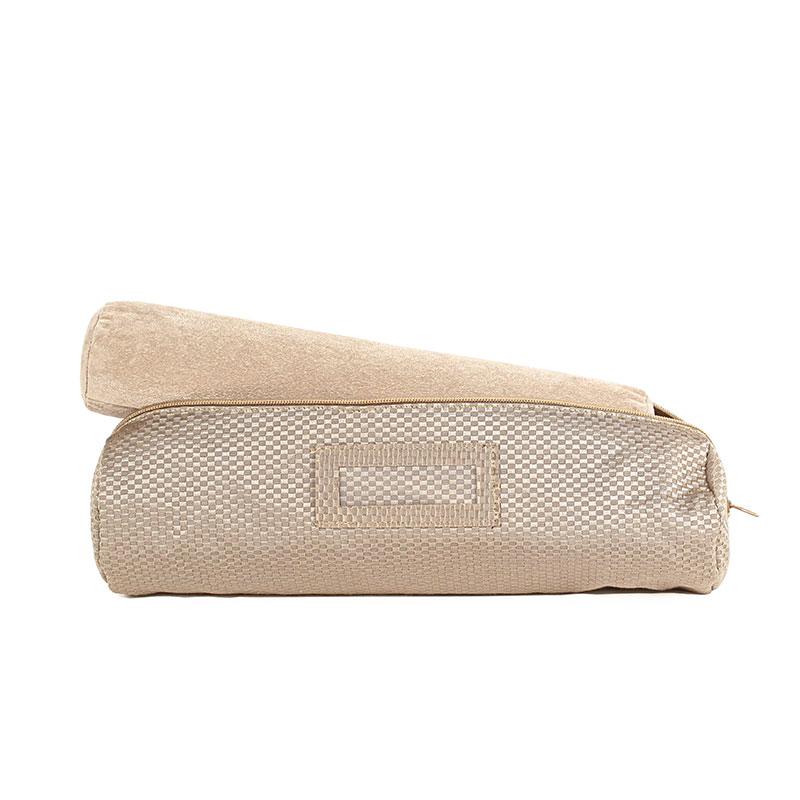Soft jewellery case/roll for bracelets/watches in beige synthetic fabric with carbon fibre finish