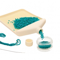 Beading tray with funnel and removable mat